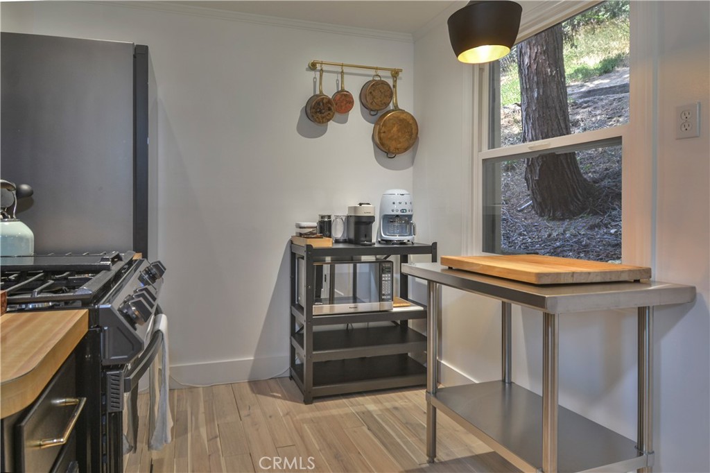 761 Arrowhead Villa Road Lake Arrowhead, CA 92352 - Photo 10 of 31 a kitchen with a refrigerator and a stove top oven
