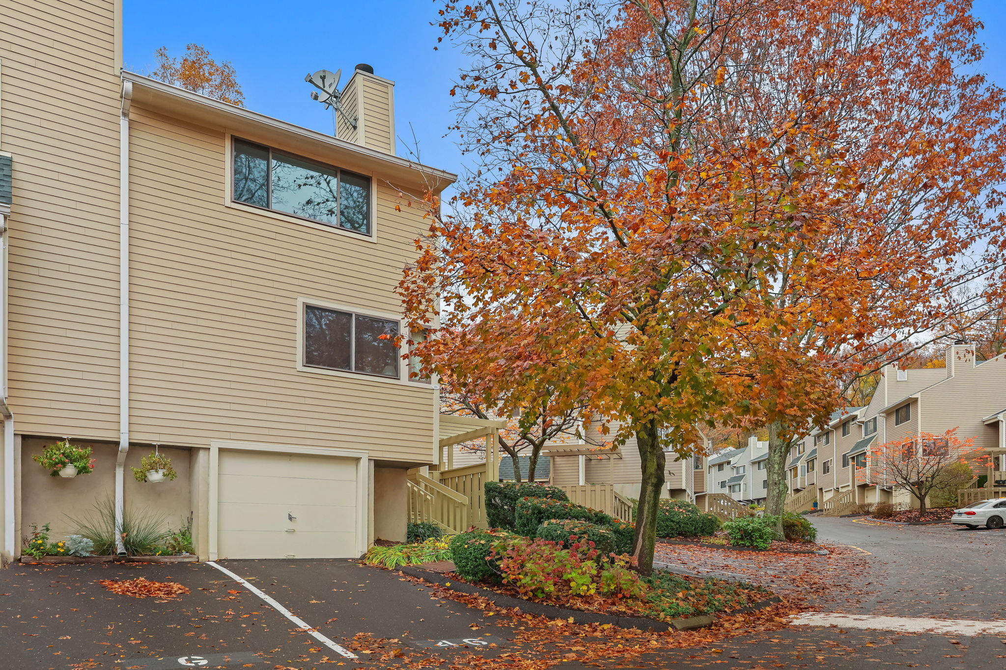 46 Sunrise Hill Road, Unit 46 Norwalk, CT 06851 - Photo 2 of 27 End Unit