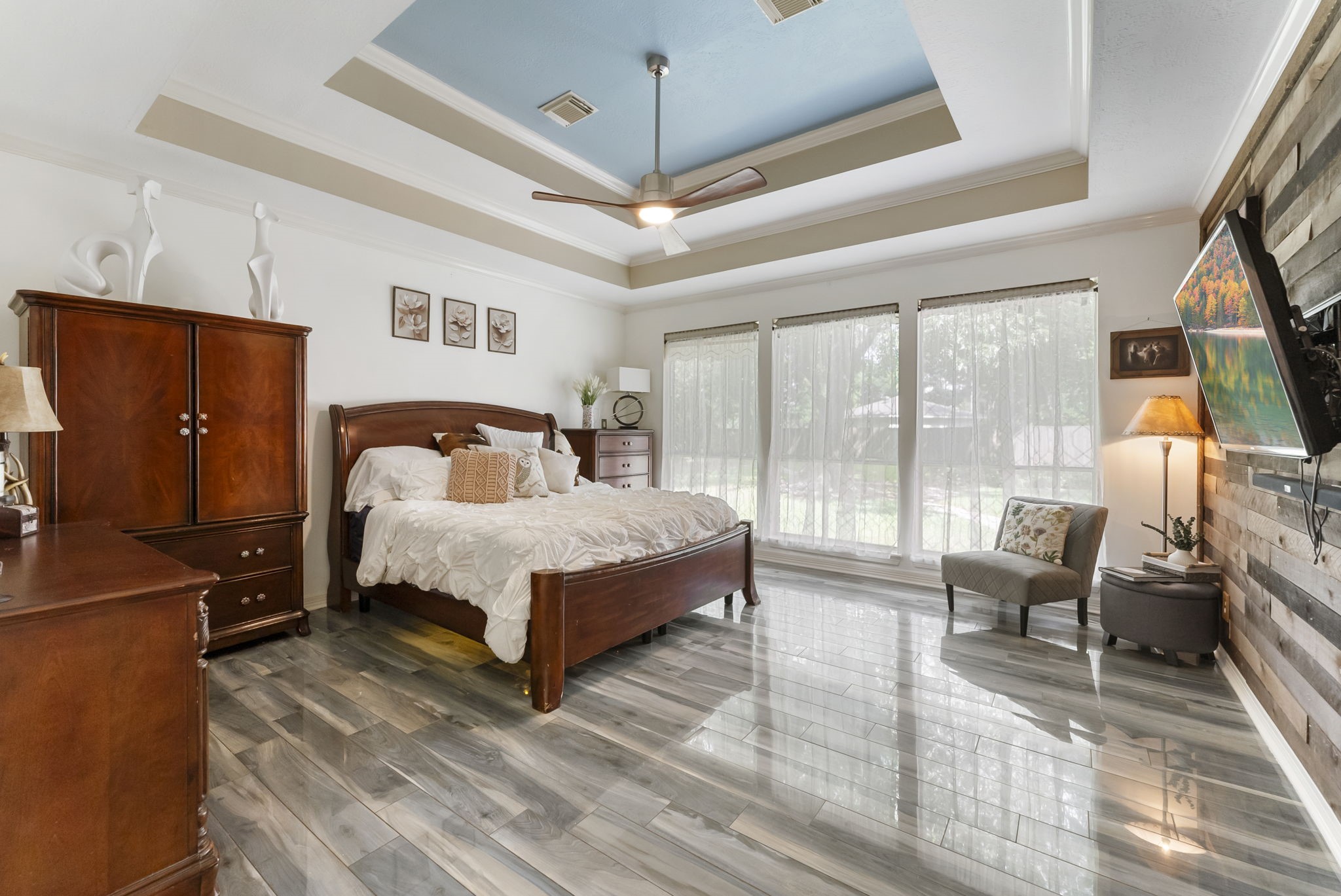 12907 Ryaneagles Circle Houston, TX 77044 - Photo 22 of 48 a bedroom with a bed a large window with table and chairs