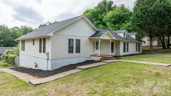 $275,000 | 1604 4th Street Northeast, Hickory, NC 28601