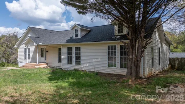 $275,000 | 1604 4th Street Northeast, Hickory, NC 28601