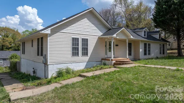 $275,000 | 1604 4th Street Northeast, Hickory, NC 28601