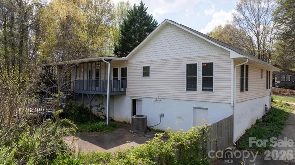 $275,000 | 1604 4th Street Northeast, Hickory, NC 28601