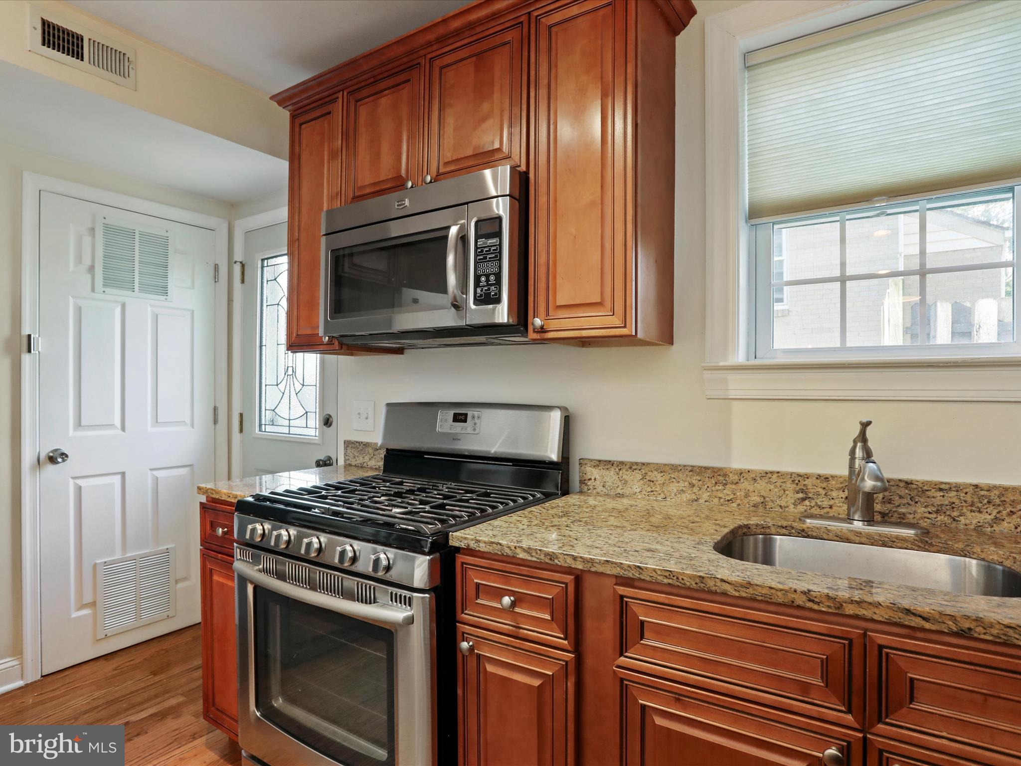 808 Malcolm Drive Silver Spring, MD 20901 - Photo 10 of 48 and a 5-burner gas range