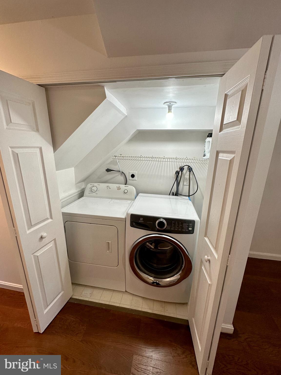 14134 Autumn Circle Centreville, VA 20121 - Photo 14 of 14 Laundry room