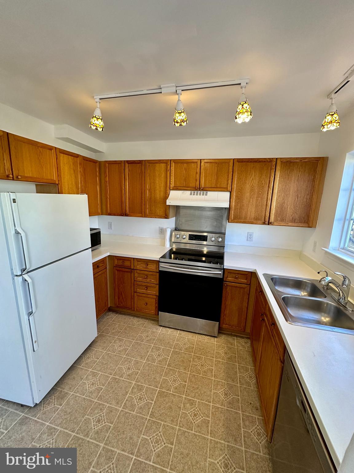 14134 Autumn Circle Centreville, VA 20121 - Photo 4 of 14 Kitchen