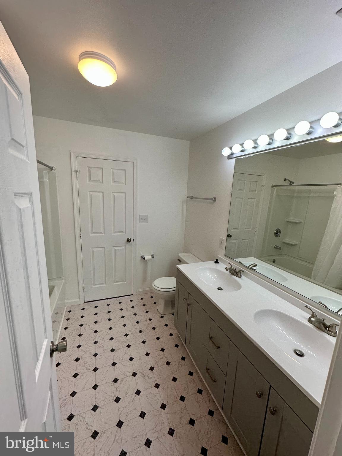 14134 Autumn Circle Centreville, VA 20121 - Photo 7 of 14 Full bath on upper level