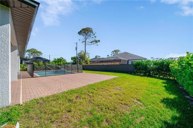 a view of a backyard