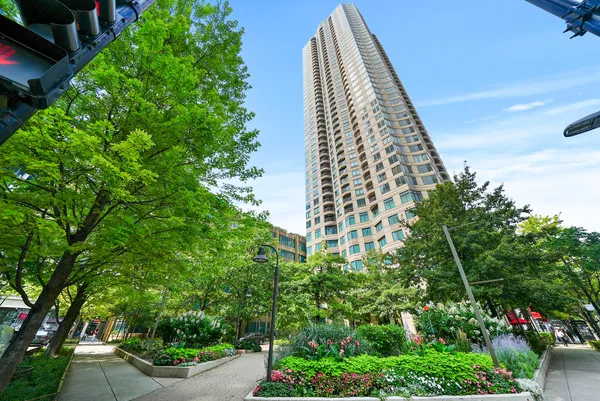 $339,000 | 400 North LaSalle Drive, Unit 4401, Chicago, IL 60654
