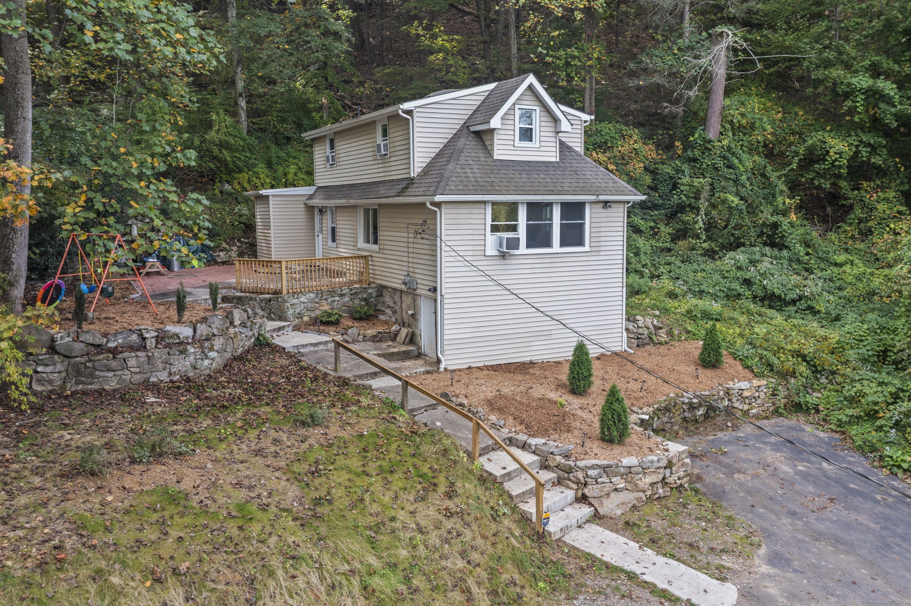 a view of a yard in front of a house