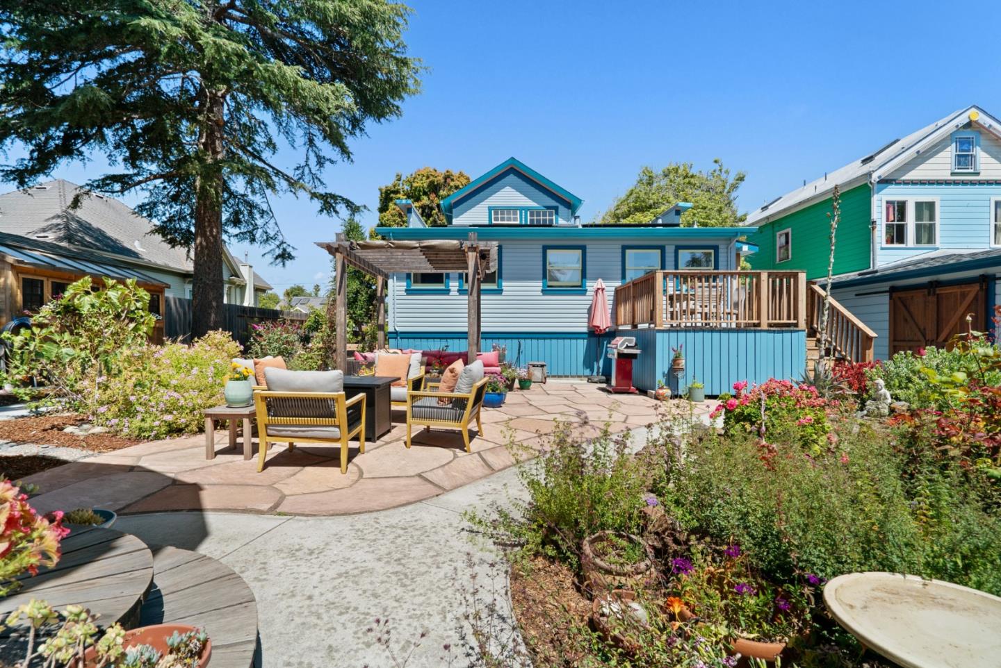505 Cayuga Street Santa Cruz, CA 95062 - Photo 34 of 57 an outdoor space with seating