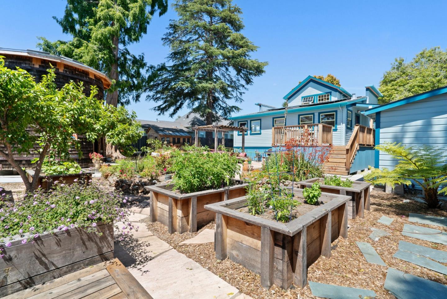 505 Cayuga Street Santa Cruz, CA 95062 - Photo 36 of 57 a front view of a house with a yard