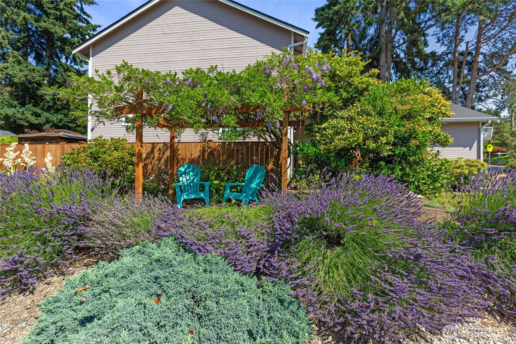 16267 16th Avenue Southwest Burien, WA 98166 - Photo 35 of 40 a backyard of a house with lots of green space