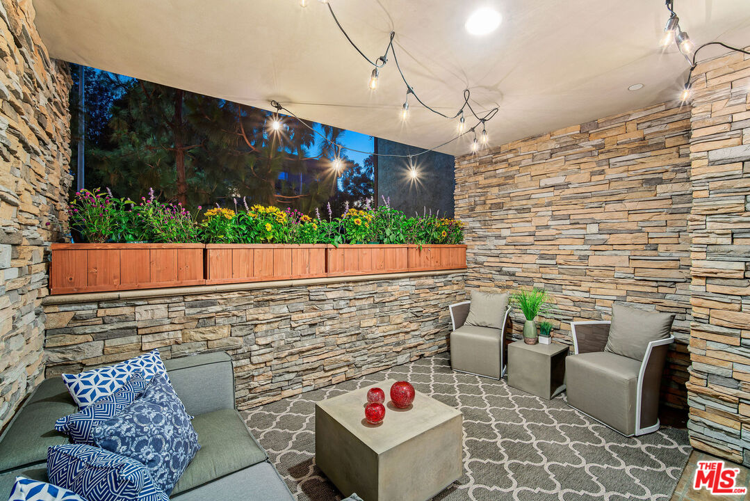 1420 South Bundy Drive, Unit 101 Los Angeles, CA 90025 - Photo 22 of 37 a view of outdoor seating area with green space