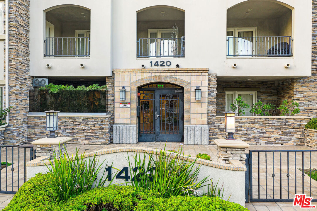 1420 South Bundy Drive, Unit 101 Los Angeles, CA 90025 - Photo 4 of 37