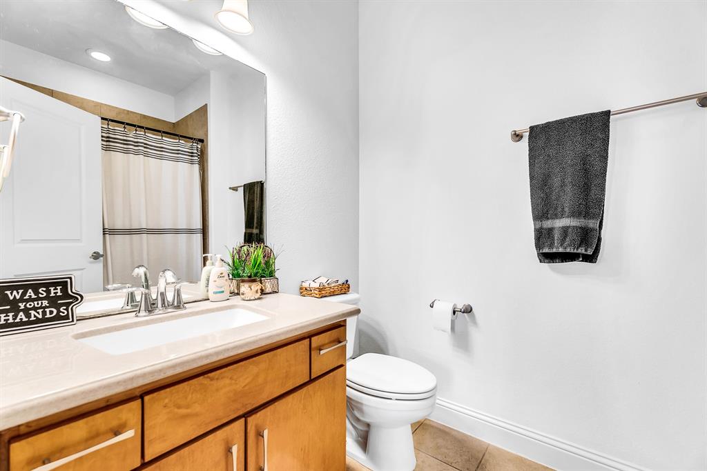 100 Alread Court Fort Worth, TX 76102 - Photo 27 of 38 secondary bath