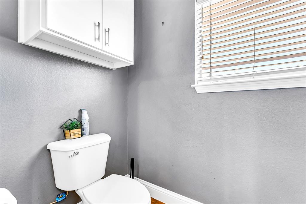 100 Alread Court Fort Worth, TX 76102 - Photo 30 of 38 Half bath