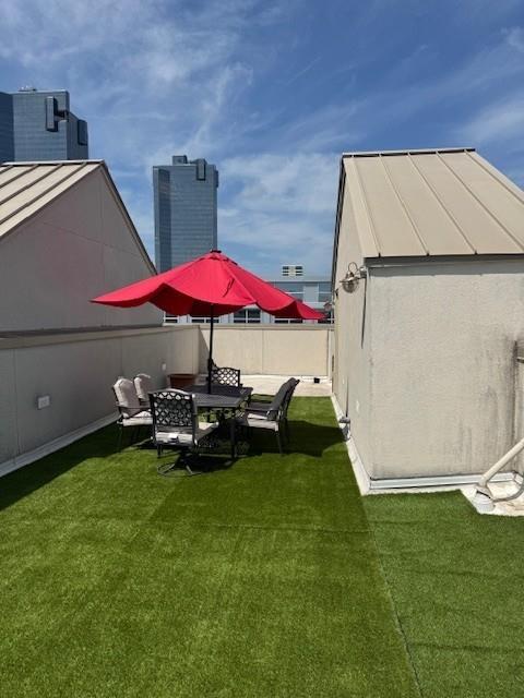 100 Alread Court Fort Worth, TX 76102 - Photo 37 of 38 Rooftop deck with brand new astroturf