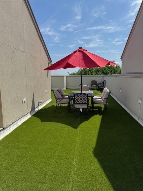 100 Alread Court Fort Worth, TX 76102 - Photo 38 of 38 Rooftop deck with brand new astroturf