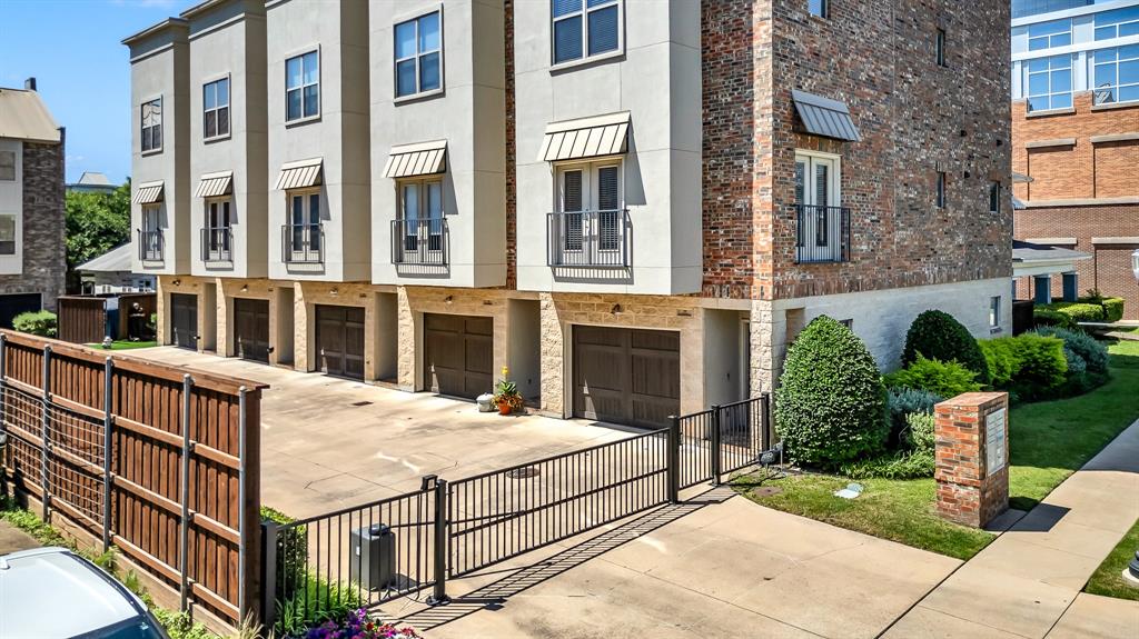 100 Alread Court Fort Worth, TX 76102 - Photo 4 of 38 End unit