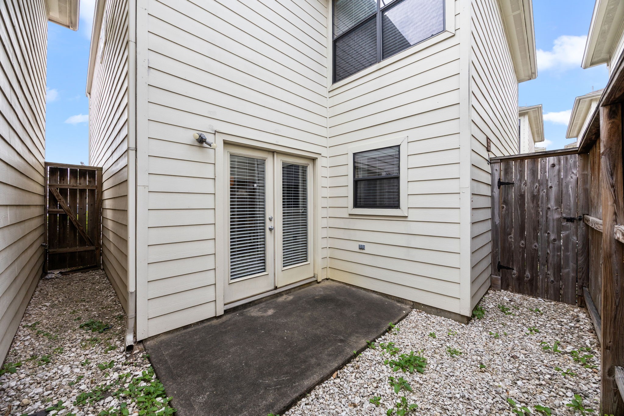 5951 S Loop East, Unit 7 Houston, TX 77033 - Photo 20 of 22 a view of a house with backyard and deck