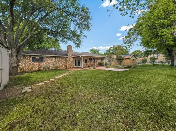 $339,900 | 220 Cooper Drive, Hurst, TX 76053