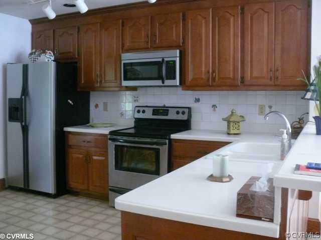 2371 Old Hanover Road Sandston, VA 23150 - Photo 4 of 12 Kitchen - Kitchen with Corian counter tops, tile b