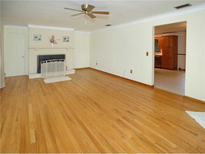 160 Penn Manor Road Irwin, PA 15642 - Photo 9 of 23 Living Room.