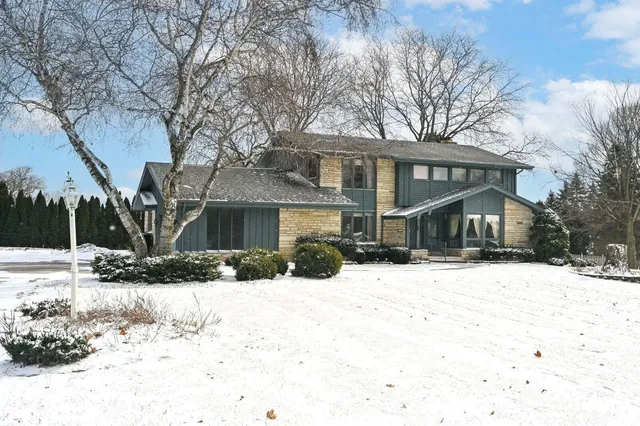 $549,900 | 7693 Overlook Drive, Greendale, WI 53129