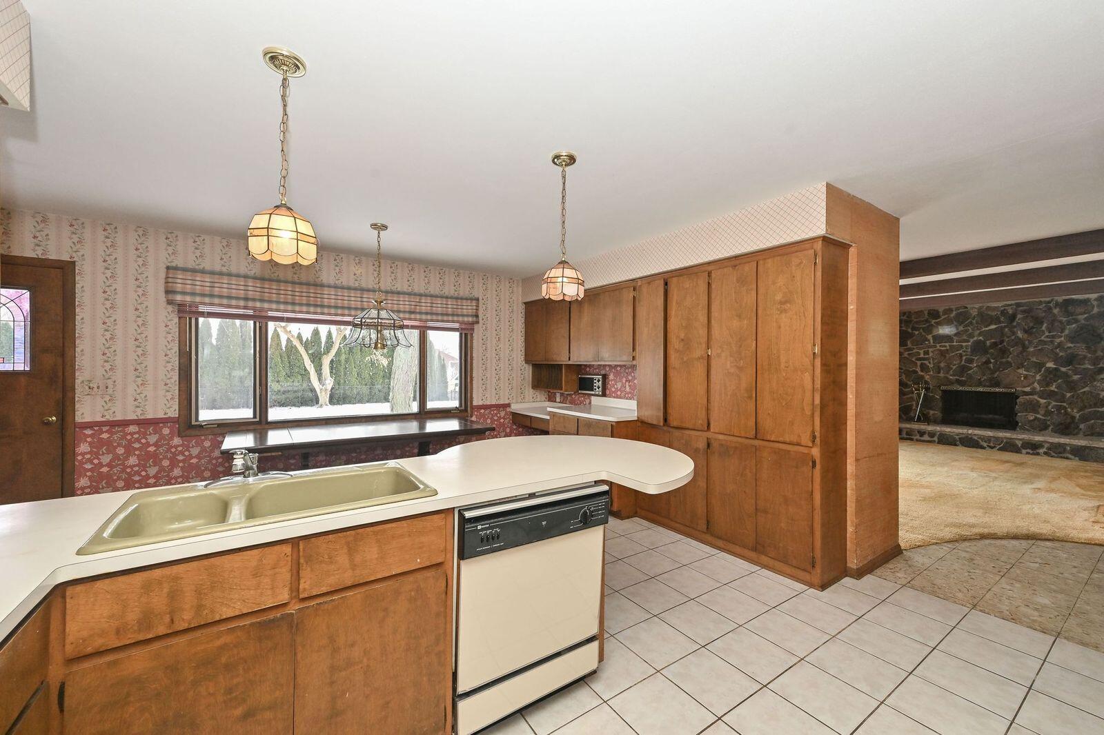 7693 Overlook Drive Greendale, WI 53129 - Photo 8 of 16 7693 Overlook kitchen (3)