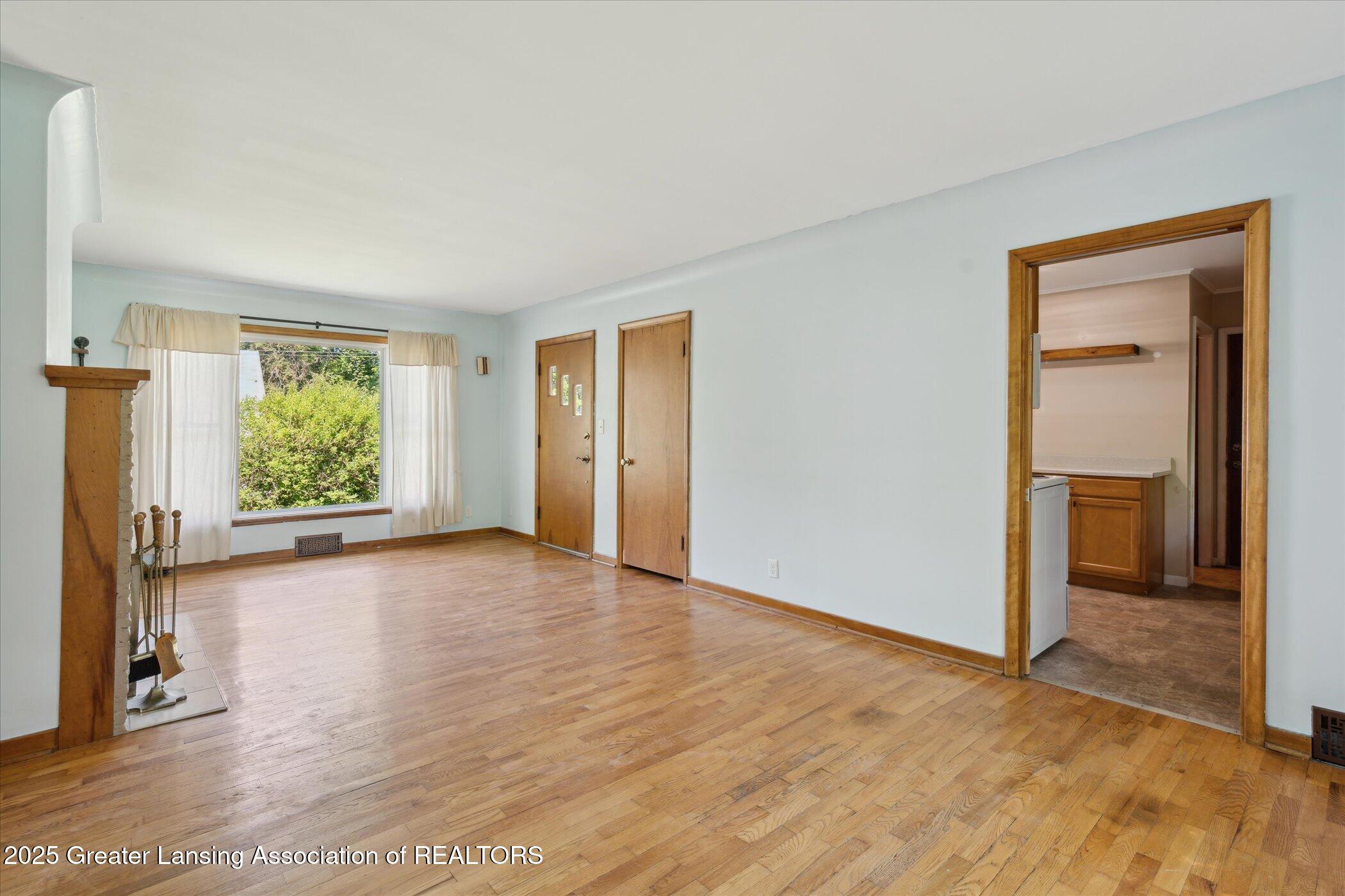 808 Robins Road Lansing, MI 48917 - Photo 8 of 38 08-808-Robins-Rd-Lansing-MI-48917-Window