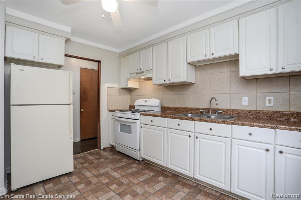 2013 Vernier Road Grosse Pointe Woods, MI 48236 - Photo 6 of 14