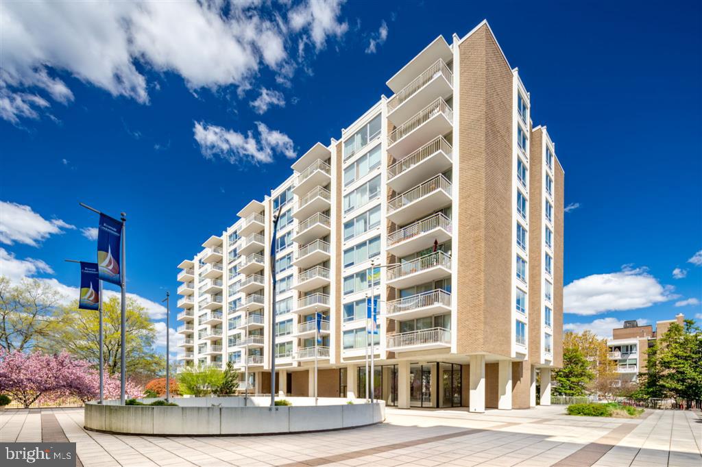 1425 4th Street Southwest, Unit A712 Washington, DC 20024 - Photo 2 of 38 a view of a tall building
