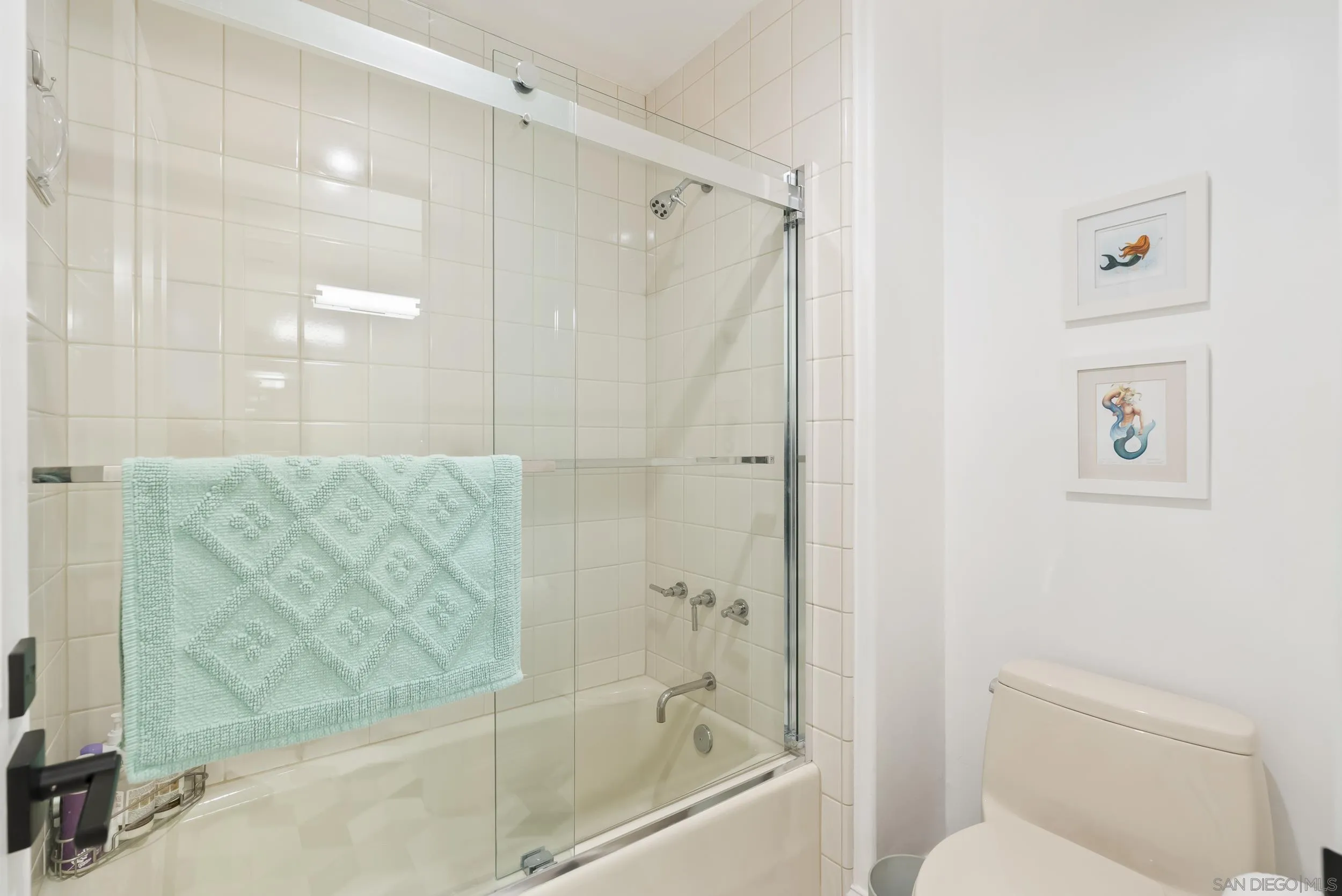 5 Country Glen Road Fallbrook, CA 92028 - Photo 29 of 43 a bathroom with a bathtub and a shower
