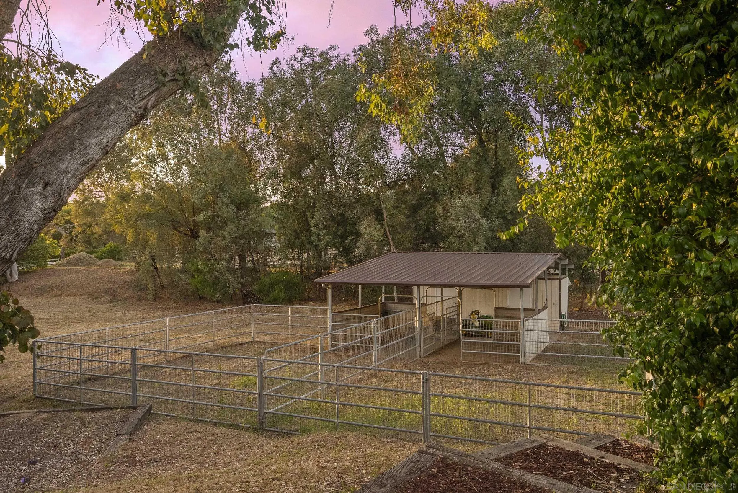 5 Country Glen Road Fallbrook, CA 92028 - Photo 35 of 43 a backyard of a house with table and chairs