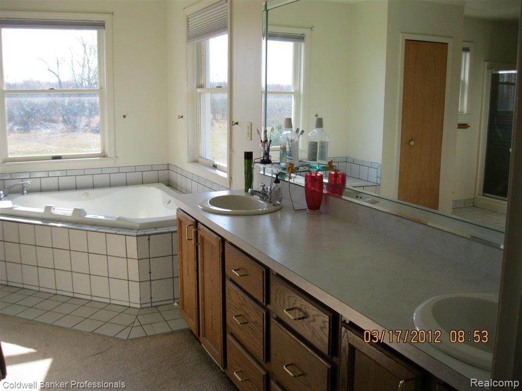 5290 Washburn Road Goodrich, MI 48438 - Photo 15 of 20 Master Bath.JPG