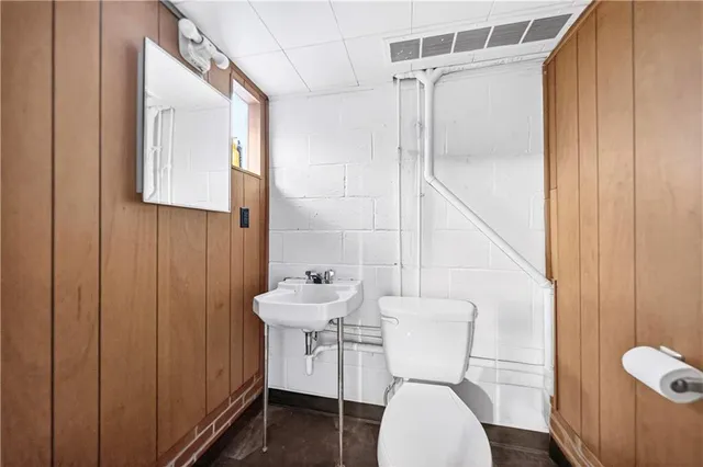 a view of walk in closet