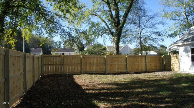 a view of a backyard
