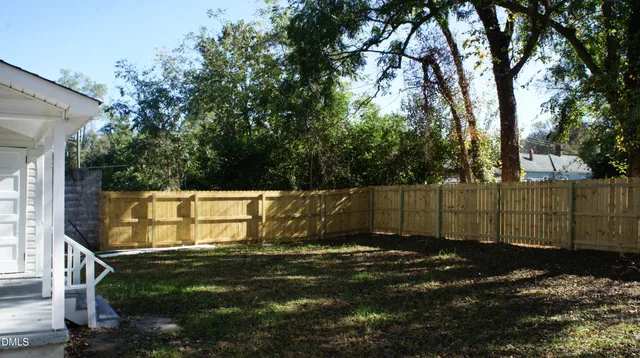 a view of a backyard