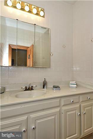 11612 Springridge Road Potomac, MD 20854 - Photo 20 of 28 Bath