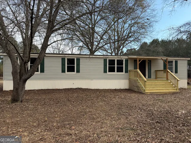 a view of a house with backyard