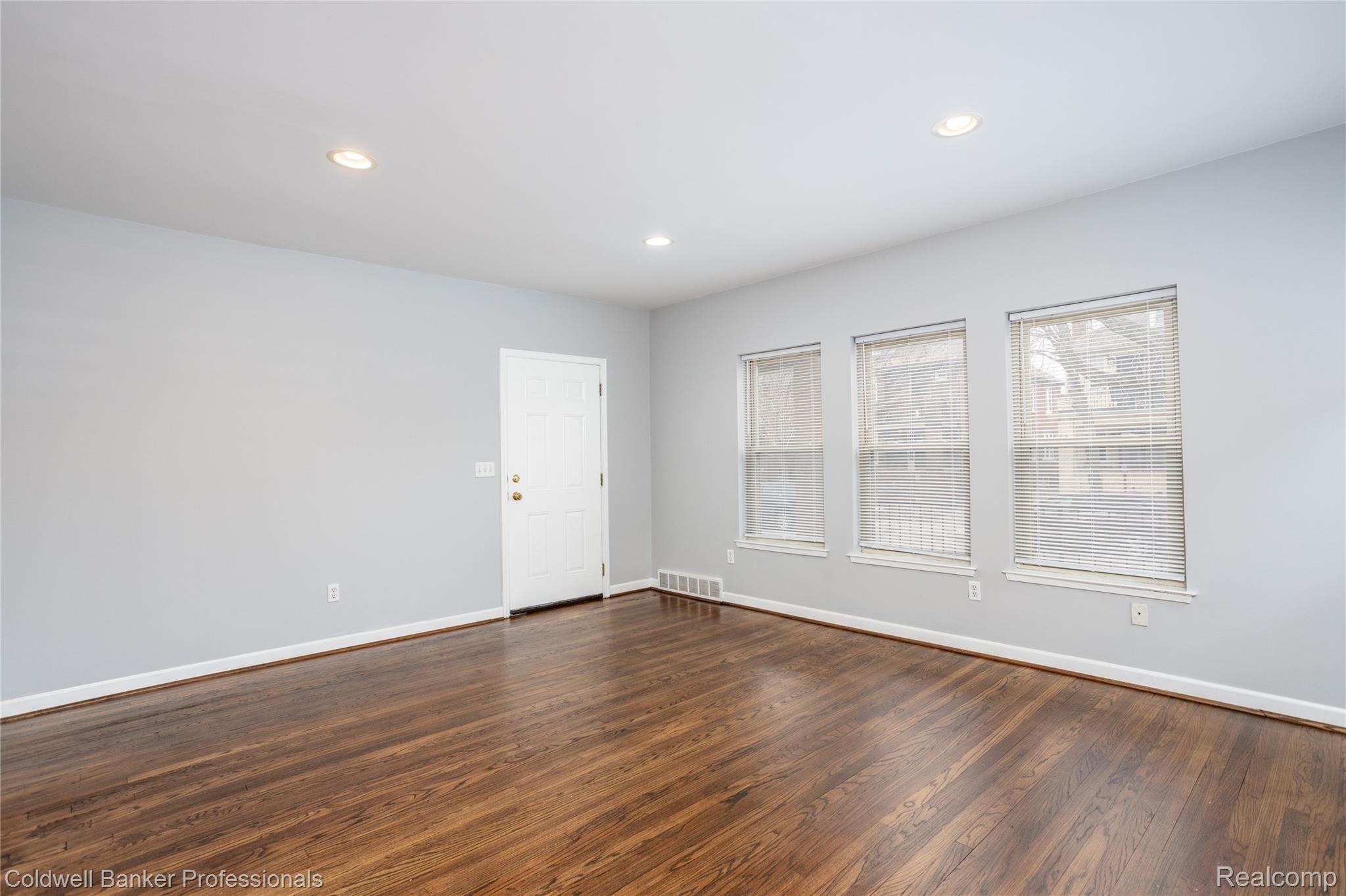 966 Nottingham Road, Unit 968 Grosse Pointe, MI 48230 - Photo 6 of 17 968 Living 1.jpg
