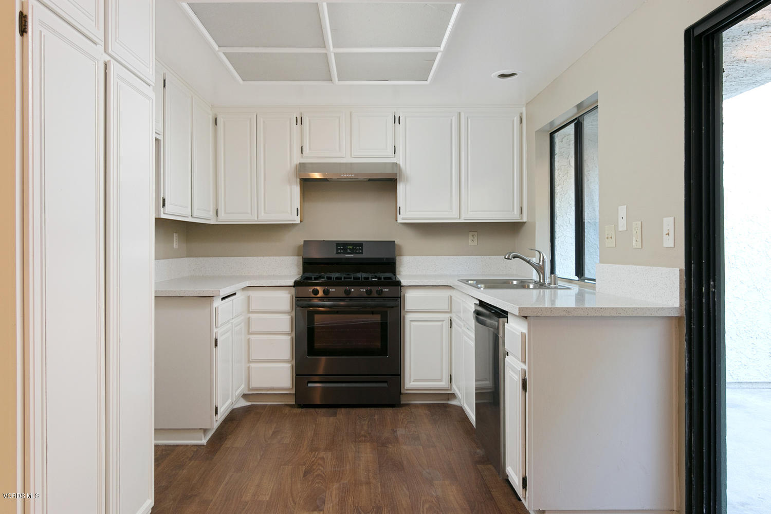 3452 Olds Road Oxnard, CA 93033 - Photo 7 of 23 3452 Olds Rd-MLS_Size-007-7-Kitchen-1500