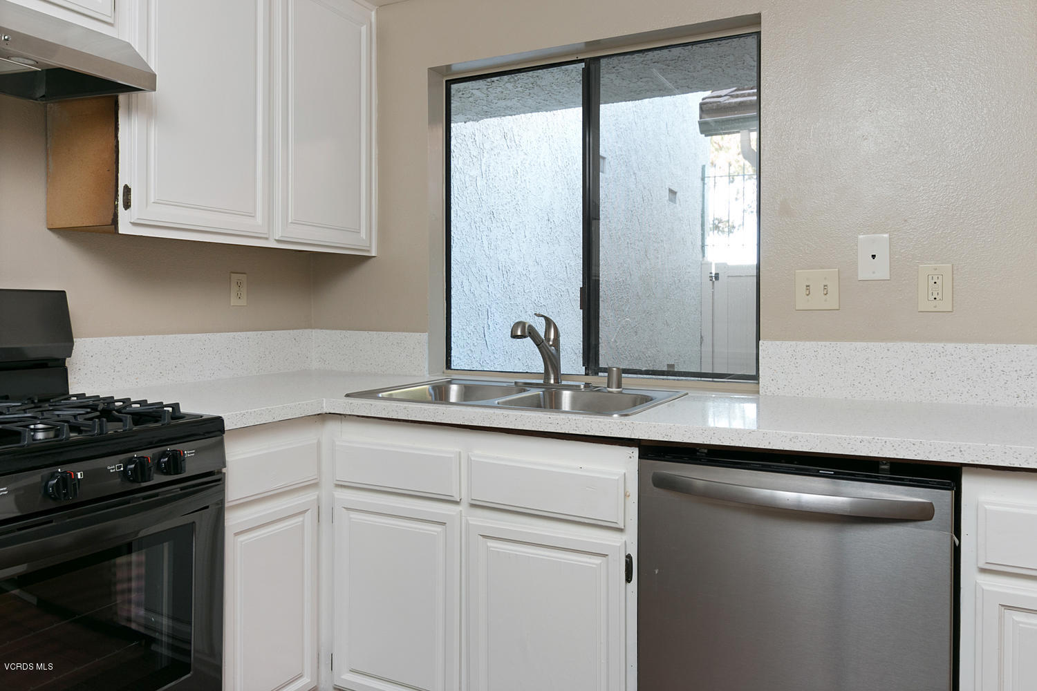 3452 Olds Road Oxnard, CA 93033 - Photo 8 of 23 3452 Olds Rd-MLS_Size-008-16-Kitchen-150