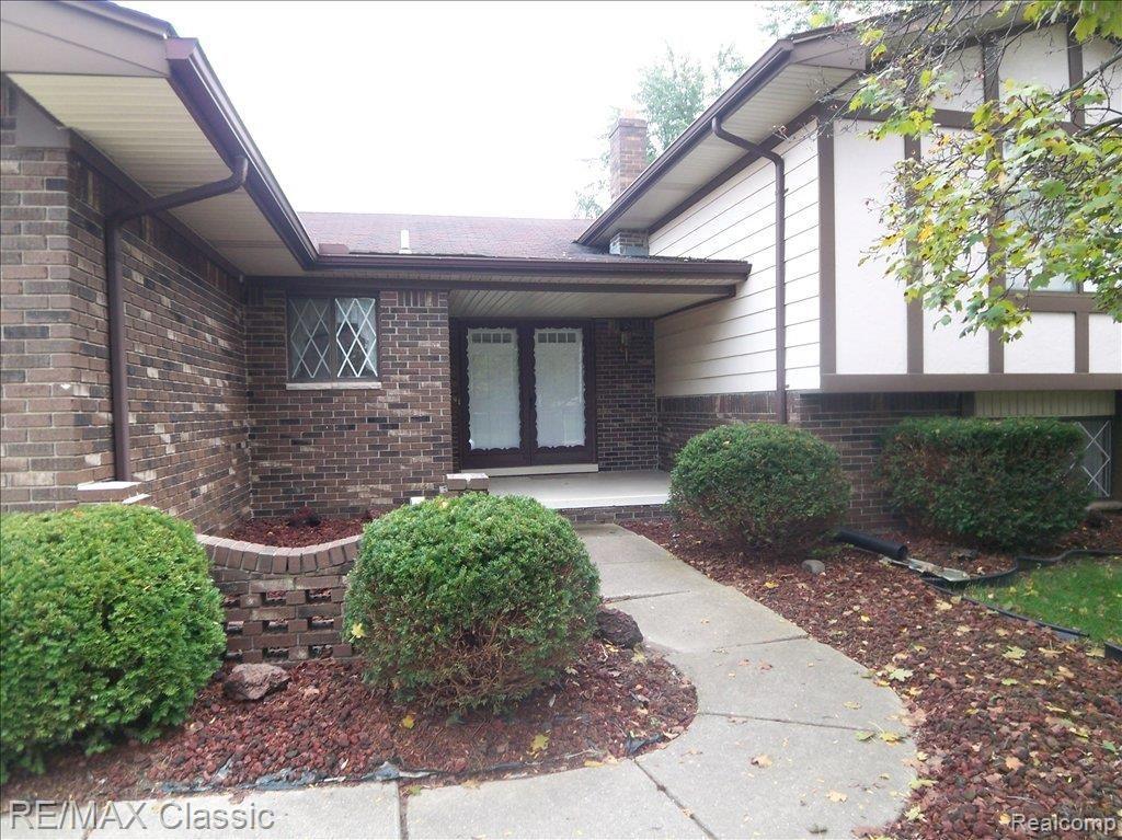 45765 Drexel Road Canton, MI 48187 - Photo 4 of 23 Court style entrance