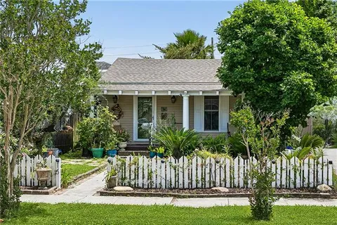 $275,000 | 16 Labarre Place, Jefferson, LA 70121
