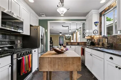 $275,000 | 16 Labarre Place, Jefferson, LA 70121