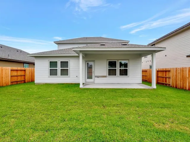 a view of a house with backyard