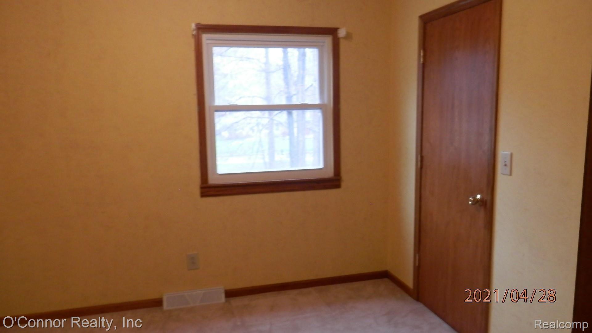 3675 State Road Fort Gratiot, MI 48059 - Photo 6 of 10 P4280128.JPG