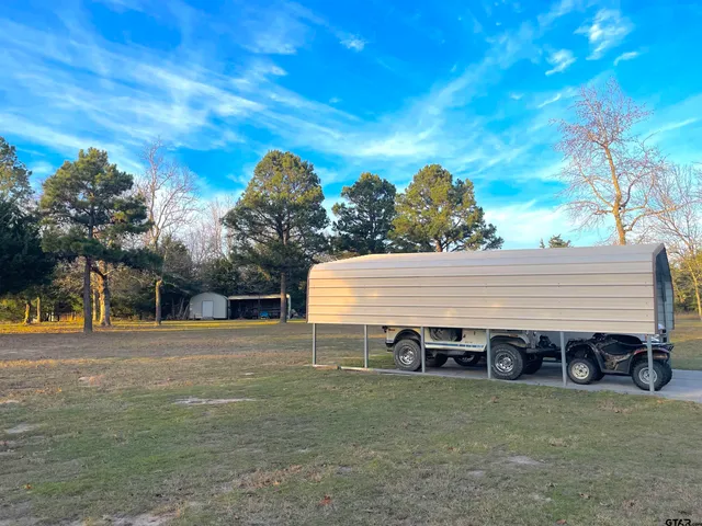 a view of a backyard